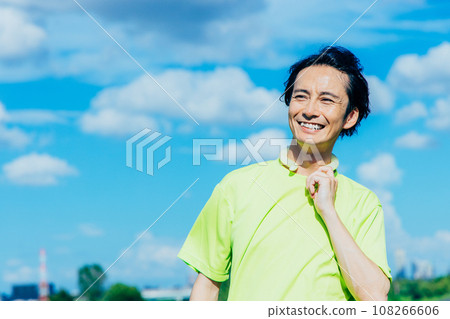 A man wearing a neck cooler 108266606