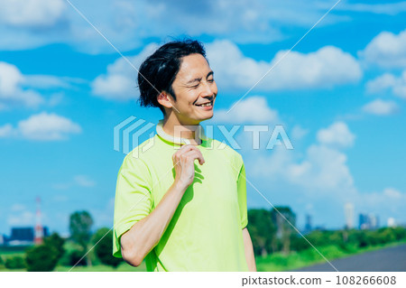 一個戴著頸部冷卻器的男人 108266608