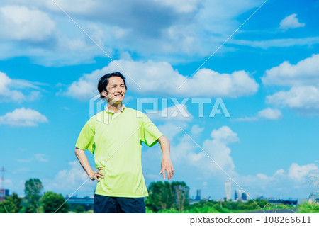 A man wearing a neck cooler 108266611