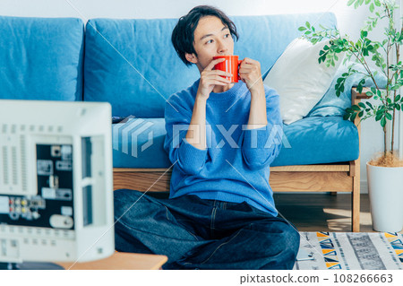 年輕人在家看電視 108266663