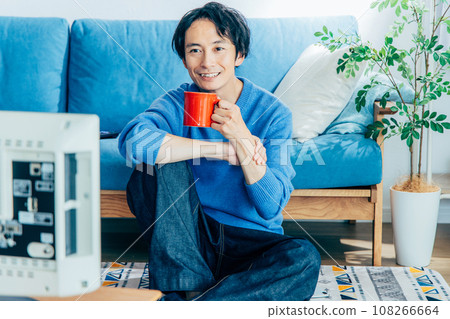 年輕人在家看電視 108266664