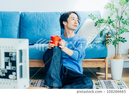 年輕人在家看電視 108266665