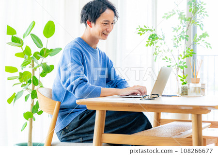 一名男子在餐廳使用電腦 108266677