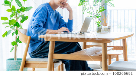 一名男子在餐廳使用電腦 108266691