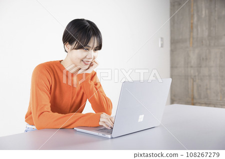 在筆記型電腦上搜尋網路的女人 在筆記型電腦上搜尋網路的女人 108267279