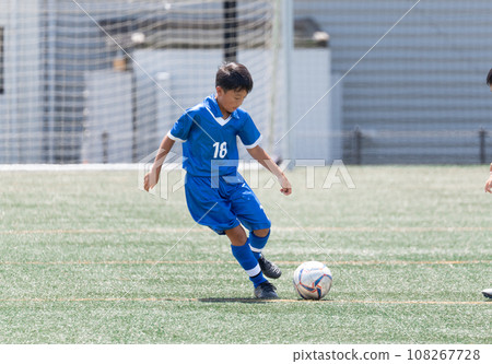 踢足球比賽的小學生 踢足球比賽的小學生 108267728
