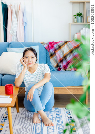 Young woman relaxing in the living room 108268091