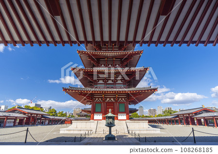 Osaka Shitennoji Temple five-storied pagoda seen from the Niomon gate 108268185