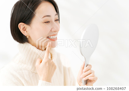 檢查牙齒的女人 108268407
