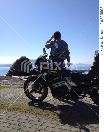 摩托車沿著海岸行駛;摩托車生活 摩托車沿著海岸行駛;摩托車生活 108268684