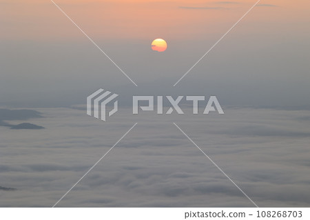 北海道津別峠的清晨與雲海 北海道津別峠的清晨與雲海 108268703