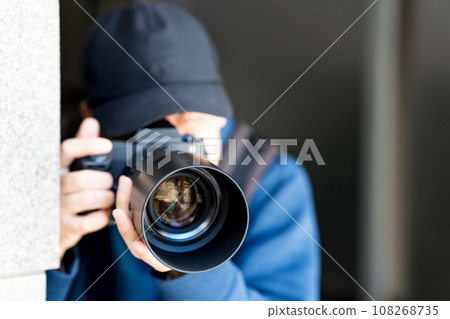 拿著照相機的一個人 拿著照相機的一個人 108268735