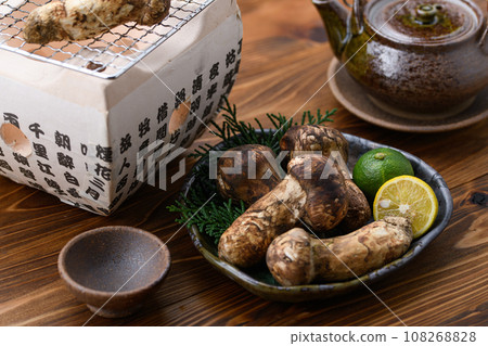 Autumn taste Matsutake, a high-quality ingredient Mushroom Japanese style image Matsutake 108268828