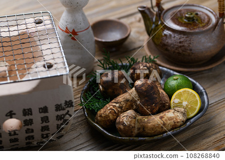 Autumn taste Matsutake, a high-quality ingredient Mushroom Japanese style image Matsutake Autumn taste Matsutake, a high-quality ingredient Mushroom Japanese style image Matsutake 108268840