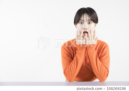 一個20多歲的女人，表情驚訝 108269286