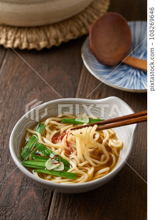 Ramen with offal hot pot 108269646