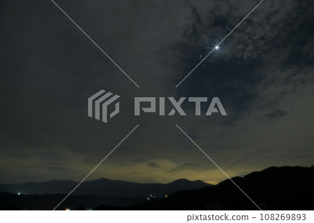 北斗市白州町的清晨天空中,晨星高高升起。雲間閃爍著耀眼的光芒 北斗市白州町的清晨天空中,晨星高高升起。雲間閃爍著耀眼的光芒 108269893
