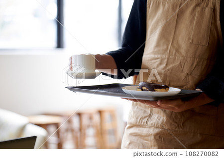 在咖啡館工作的亞裔男職員 108270082