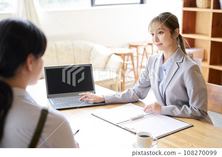 向餐廳老闆出售產品的亞洲女商人 108270099