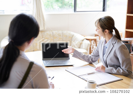 向餐廳老闆出售產品的亞洲女商人 向餐廳老闆出售產品的亞洲女商人 108270102