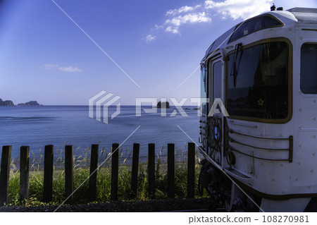 sightseeing train sightseeing train 108270981