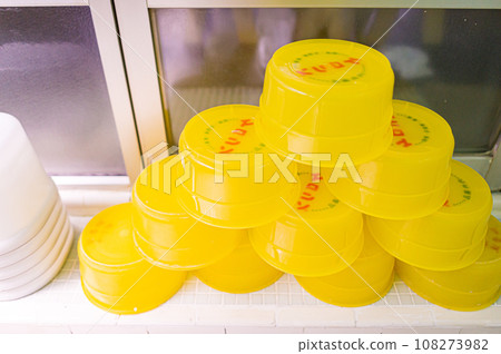 old-fashioned bath tub old-fashioned bath tub 108273982