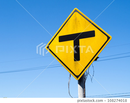 道路標誌(警告標誌)``有一個T形路口''和藍天。 道路標誌(警告標誌)``有一個T形路口''和藍天。 108274018