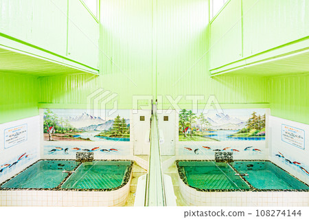 老式公共浴室的景色 108274144