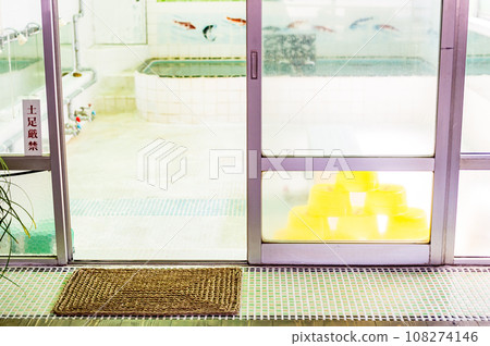 老式公共浴室的景色 108274146