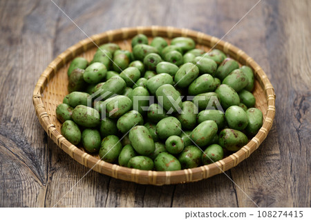 Organic baby kiwi (Sarunashi) 108274415