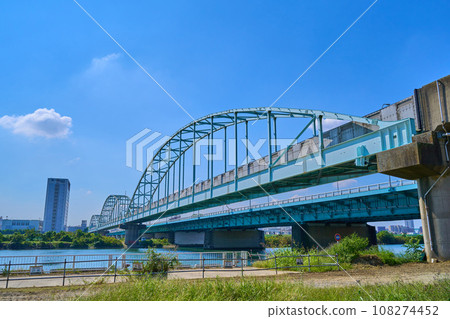 View of the Tamagawa Ohashi Bridge and the Tamagawa Bridge spanning the Tamagawa River from the riverbed of Tamagawa 2-chome, Ota-ku, Tokyo. 108274452