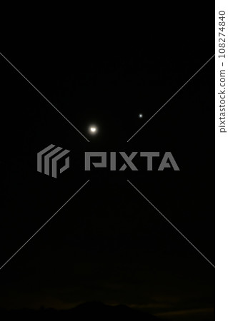 In Hakushu-cho, Hokuto City, the slender Moon with an age of 26.1 and Venus rises above Mt. Kinpu in the early morning. 108274840