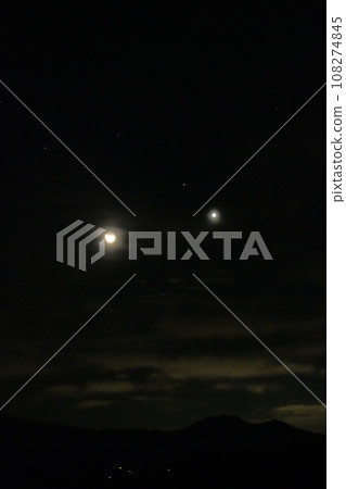 In Hakushu-cho, Hokuto City, the slender Moon with an age of 26.1 and Venus rises above Mt. Kinpu in the early morning. In Hakushu-cho, Hokuto City, the slender Moon with an age of 26.1 and Venus rises above Mt. Kinpu in the early morning. 108274845