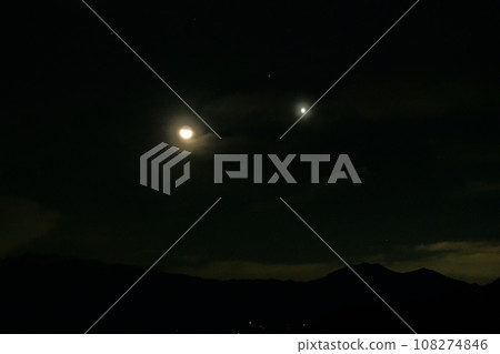 In Hakushu-cho, Hokuto City, the slender Moon with an age of 26.1 and Venus rises above Mt. Kinpu in the early morning. In Hakushu-cho, Hokuto City, the slender Moon with an age of 26.1 and Venus rises above Mt. Kinpu in the early morning. 108274846