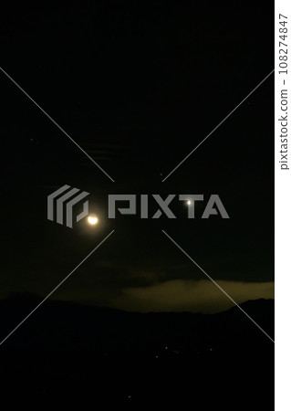 In Hakushu-cho, Hokuto City, the slender Moon with an age of 26.1 and Venus rises above Mt. Kinpu in the early morning. In Hakushu-cho, Hokuto City, the slender Moon with an age of 26.1 and Venus rises above Mt. Kinpu in the early morning. 108274847