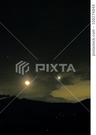 In Hakushu-cho, Hokuto City, the slender Moon with an age of 26.1 and Venus rises above Mt. Kinpu in the early morning. 108274848