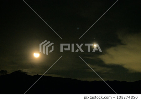 In Hakushu-cho, Hokuto City, the slender Moon with an age of 26.1 and Venus rises above Mt. Kinpu in the early morning. In Hakushu-cho, Hokuto City, the slender Moon with an age of 26.1 and Venus rises above Mt. Kinpu in the early morning. 108274850