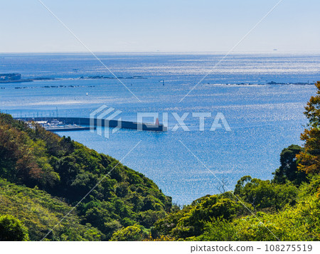 逗子和葉山周圍秋日陽光閃閃發光的相模灣 逗子和葉山周圍秋日陽光閃閃發光的相模灣 108275519