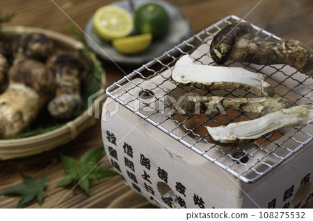 秋天的味道：烤松茸，優質食材，炭火烤松茸 108275532