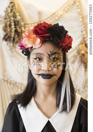 臉上塗著萬聖節妝的小學生 108275663