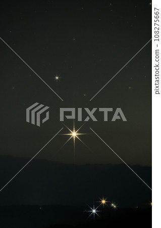 晨星在北斗市白州町的清晨東方天空升起。 晨星在北斗市白州町的清晨東方天空升起。 108275667