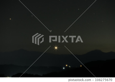 晨星在北斗市白州町的清晨東方天空升起。 108275670