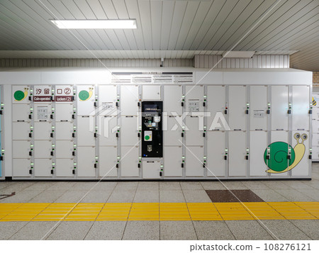 Coin-operated lockers are also becoming cashless compatible Transportation IC-compatible rental lockers (exterior) 108276121