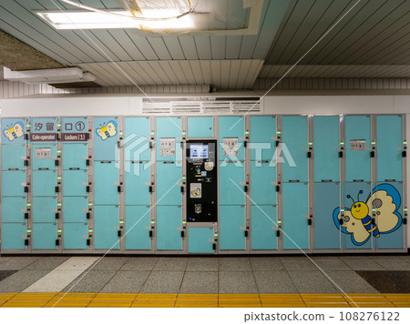 Coin-operated lockers are also becoming cashless compatible Transportation IC-compatible rental lockers (exterior) 108276122