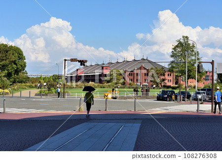 在萬國橋路口紅綠燈處撐著遮陽傘等待的人們 108276308