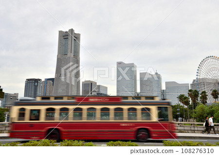 沿著萬國橋行駛的觀光巴士 108276310