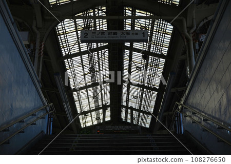 JR神戶線兵庫站，感受1930年建築的歷史：月台屋頂與樓梯 108276650