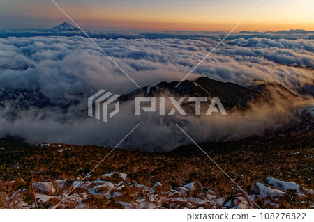 從金峰山看到的雲海和夕照下的富士山 108276822
