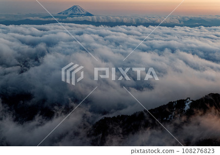 從金峰山看到的雲海和夕照下的富士山 108276823