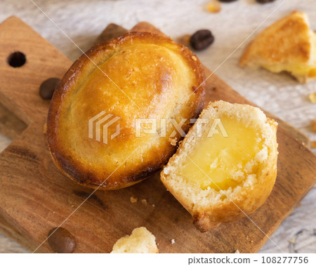 Pasticciotto leccese pastry filled with egg custard cream on a wood close up 108277756